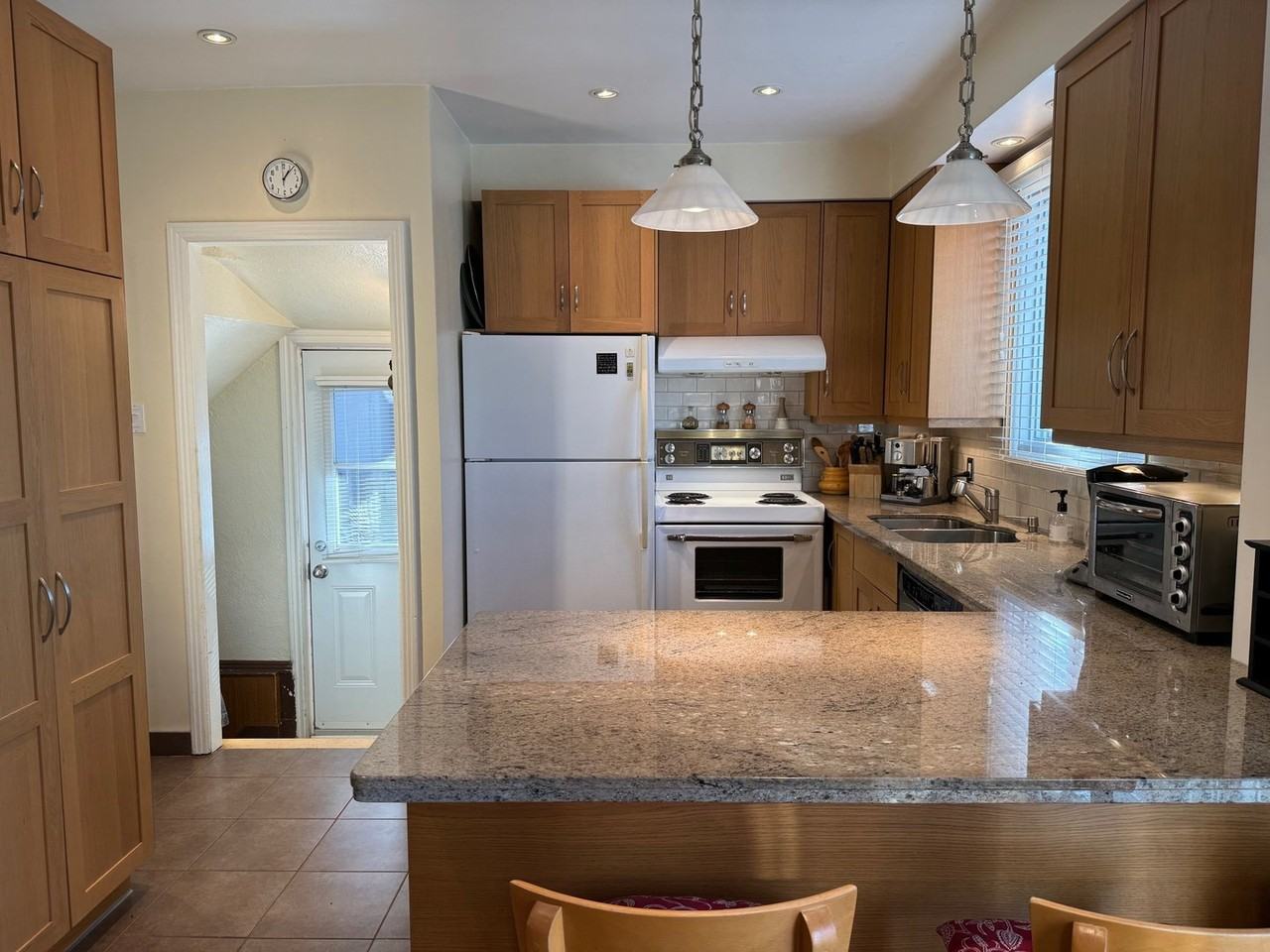 115 49e Avenue - Photo 3 of 9