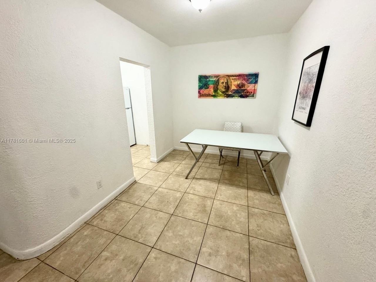 301 Nw 37th St - Photo 4 of 10