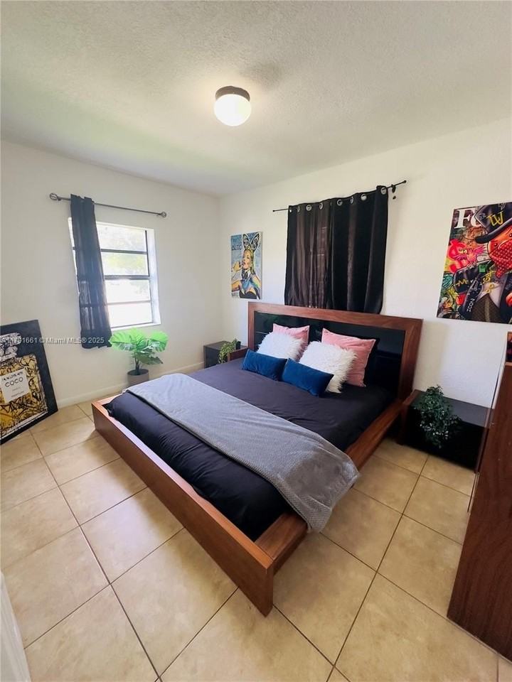 301 Nw 37th St - Photo 5 of 10