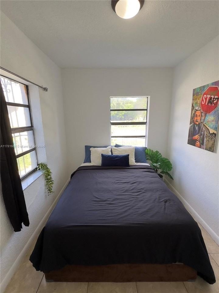 301 Nw 37th St - Photo 6 of 10