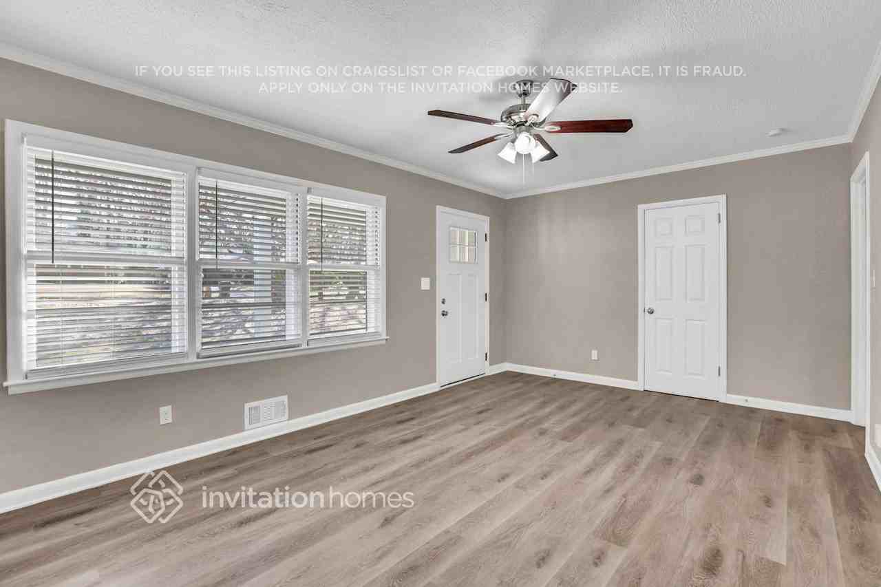2829 S Clark Dr - Photo 2 of 21