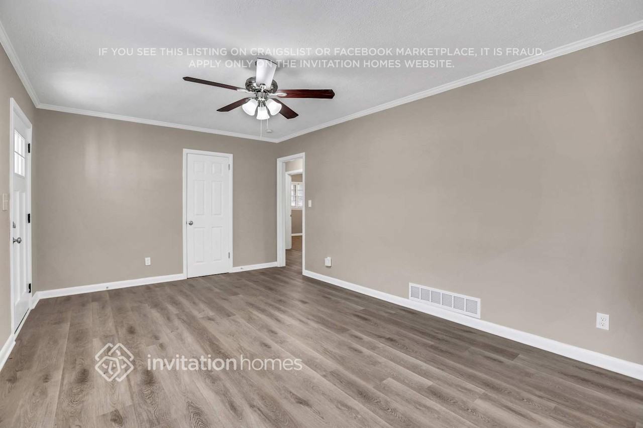 2829 S Clark Dr - Photo 3 of 21