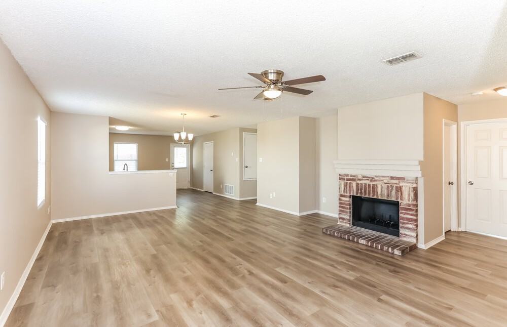 8761 Stonebriar Ln - Photo 4 of 16