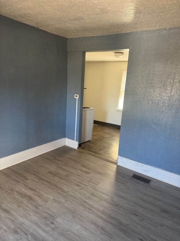 821 28th St - Photo 3 of 12