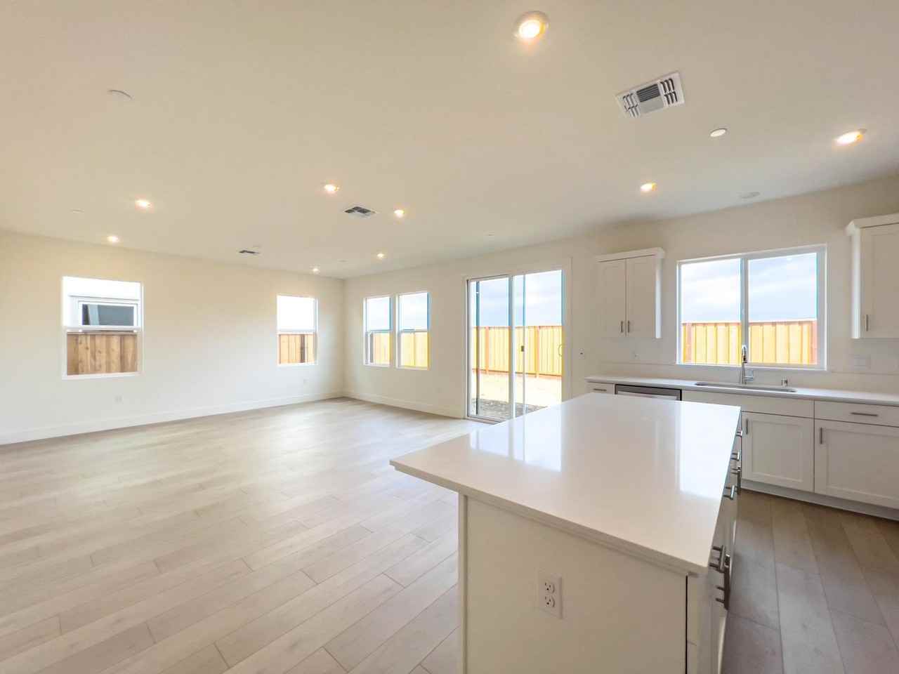 191 Goldback St - Photo 4 of 35