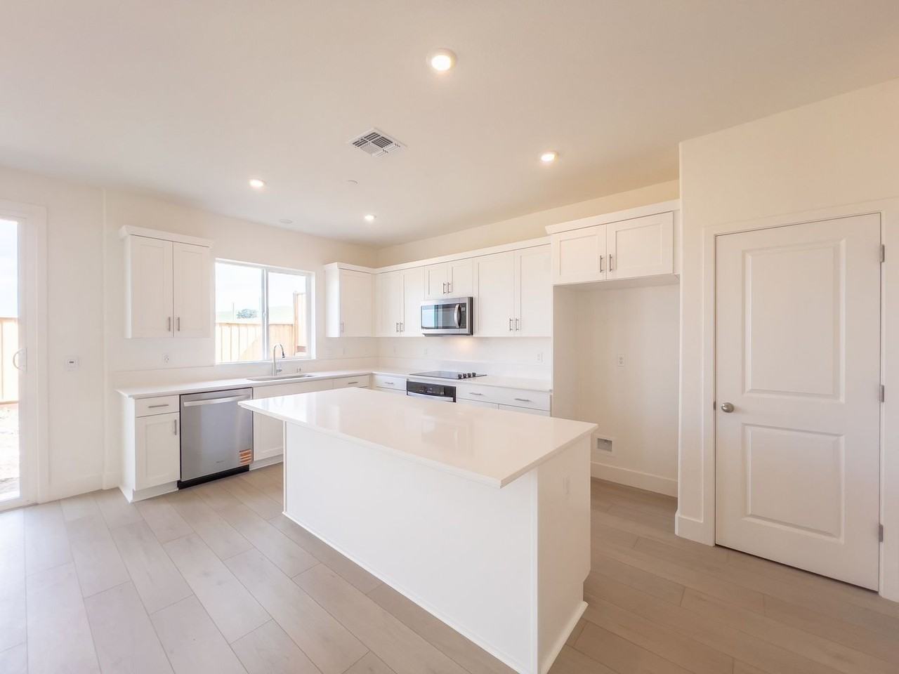191 Goldback St - Photo 5 of 35