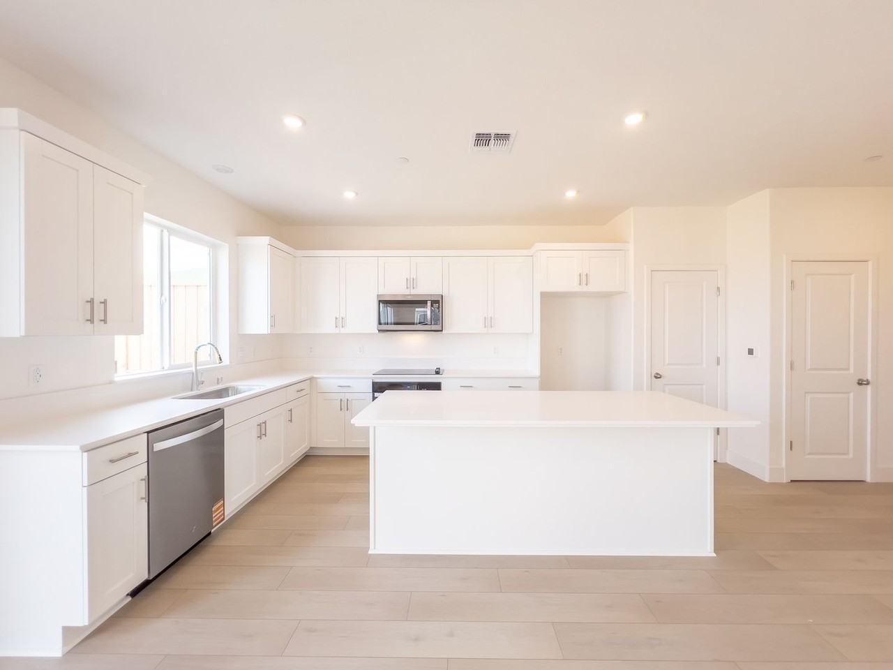 191 Goldback St - Photo 6 of 35