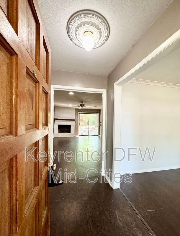 313 Robinhood Dr - Photo 2 of 22