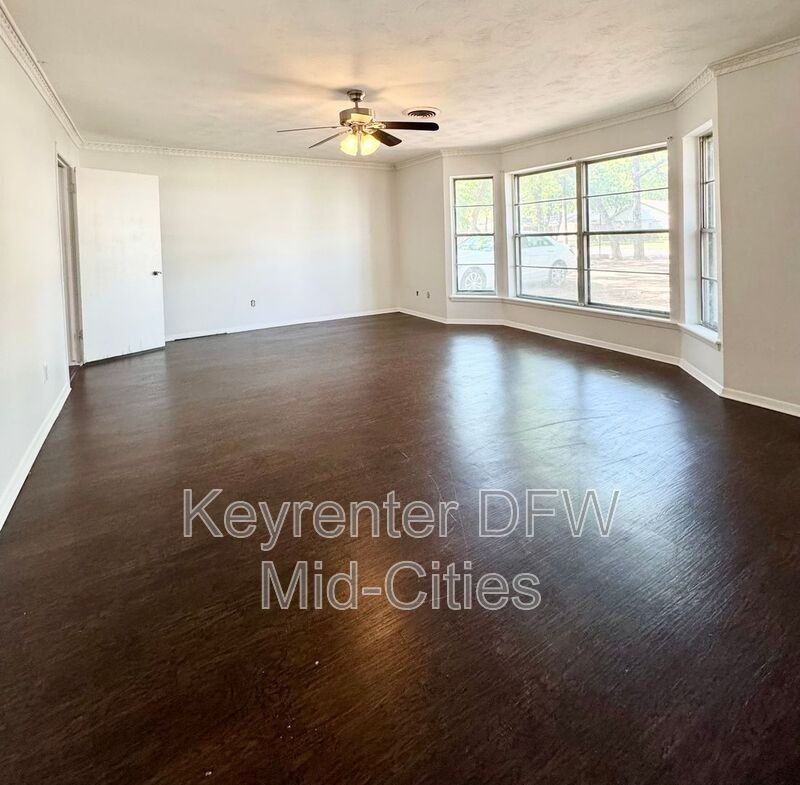 313 Robinhood Dr - Photo 3 of 22