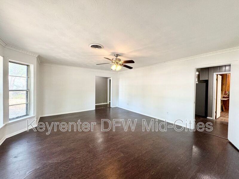 313 Robinhood Dr - Photo 4 of 17