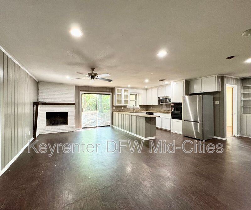 313 Robinhood Dr - Photo 5 of 17