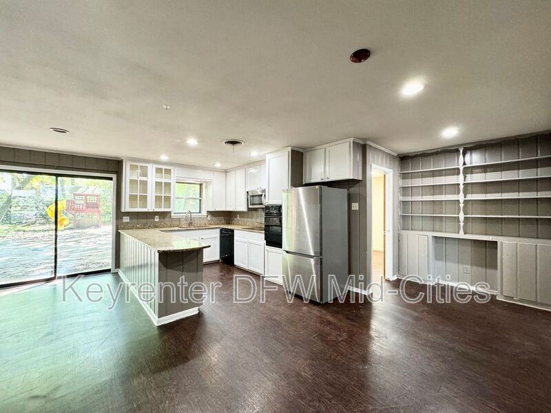 313 Robinhood Dr - Photo 7 of 17