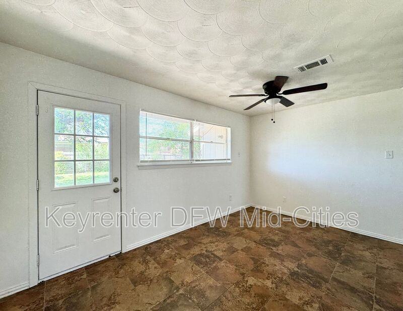 1225 Fairdale St - Photo 5 of 16