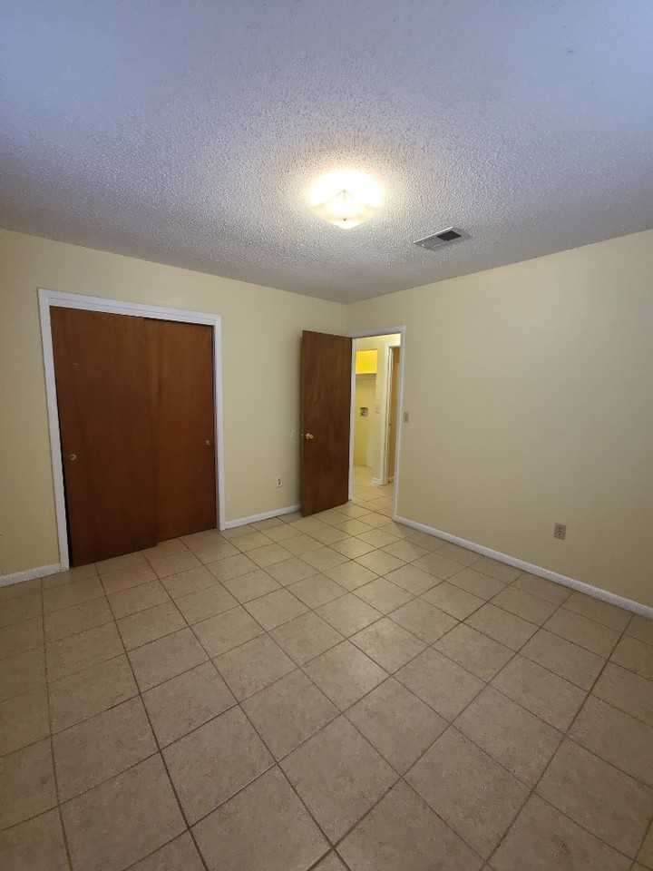 1044 N 20th St - Photo 2 of 10