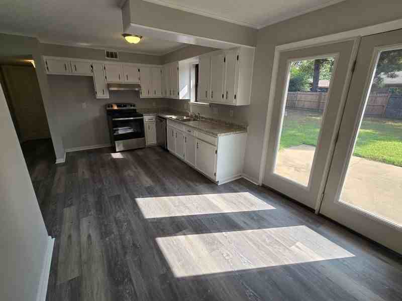 1221 Chestnut St - Photo 3 of 11