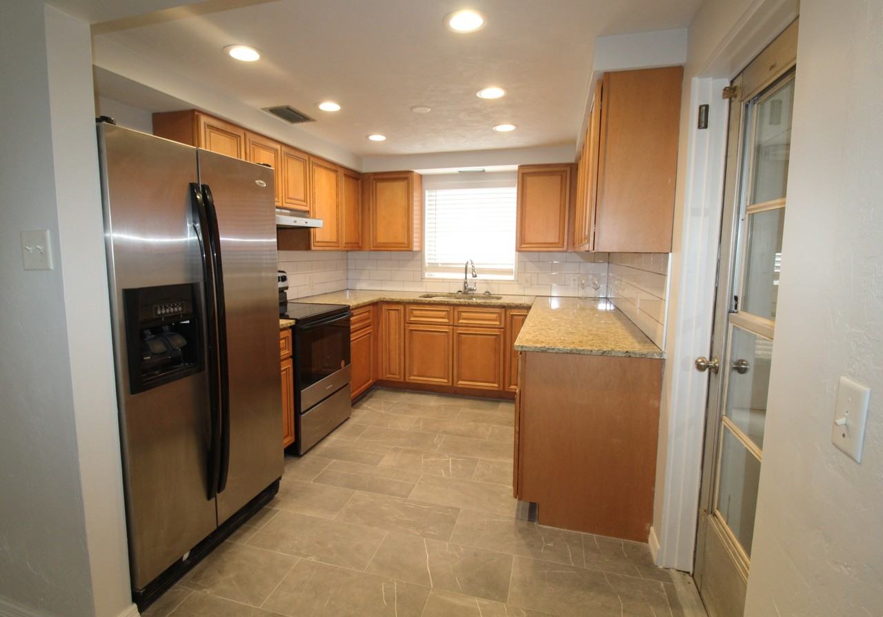 7464 Cass Cir - Photo 3 of 30