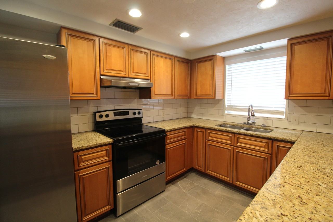 7464 Cass Cir - Photo 4 of 30