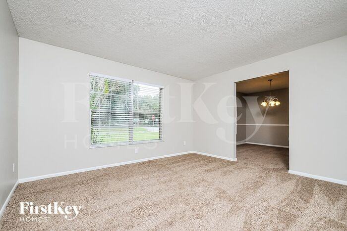 6327 Oak Sq W - Photo 2 of 15