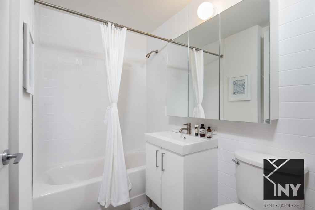 Exchange Pl #1123 - Photo 3 of 8