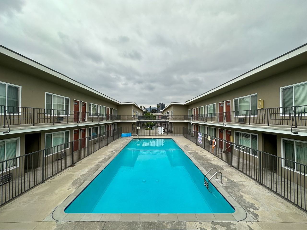 6446 Lexington Avenue - Photo 4 of 35