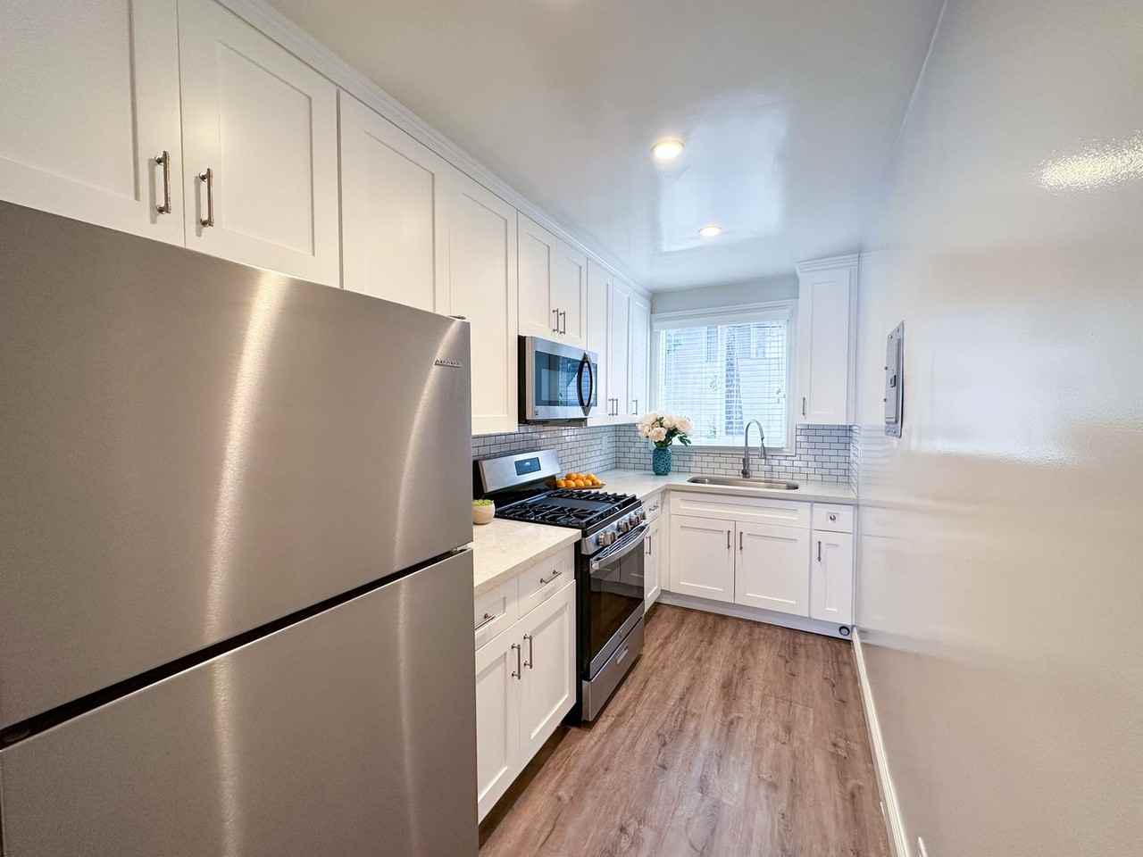 6446 Lexington Avenue - Photo 6 of 35