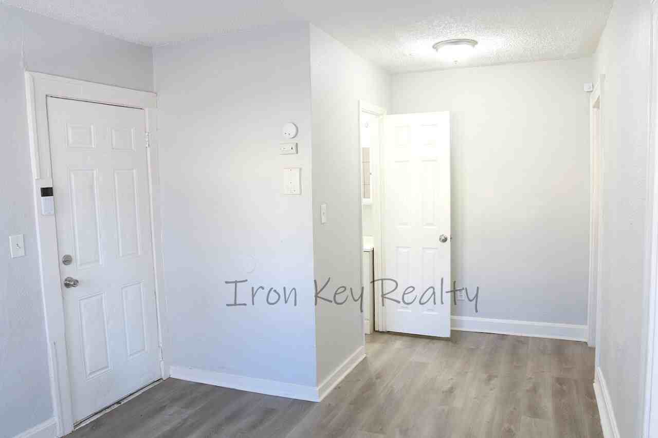 5121 Thompson Avenue - Photo 5 of 20