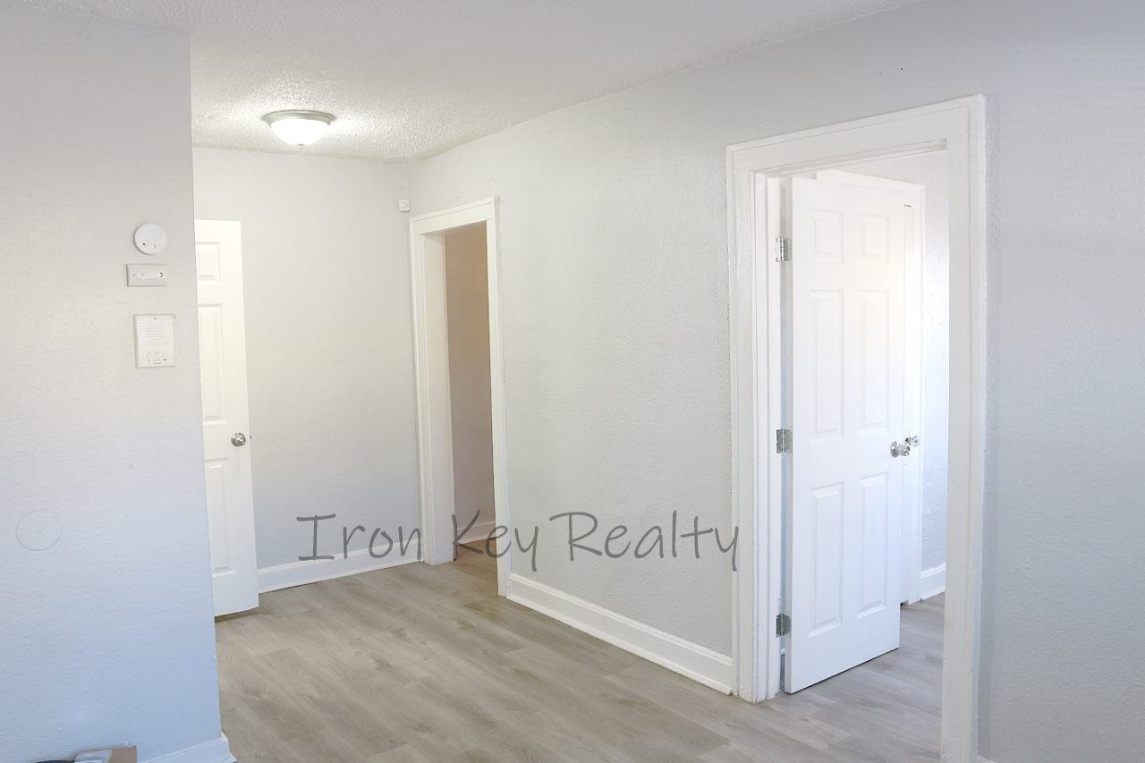 5121 Thompson Avenue - Photo 6 of 20