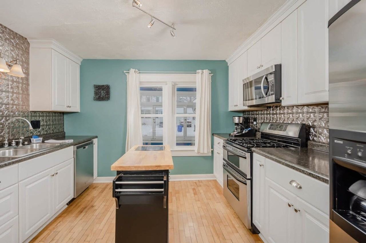 839 E Franklin St #1061619P - Photo 5 of 12