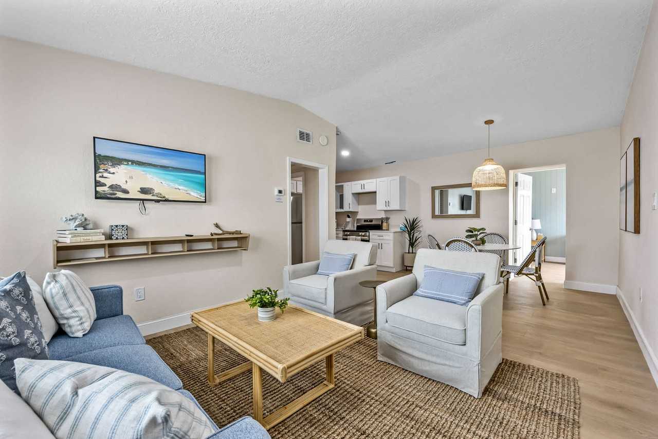 637 South Orlando Avenue - Photo 3 of 46