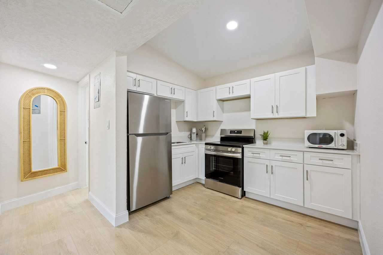 637 South Orlando Avenue - Photo 5 of 46