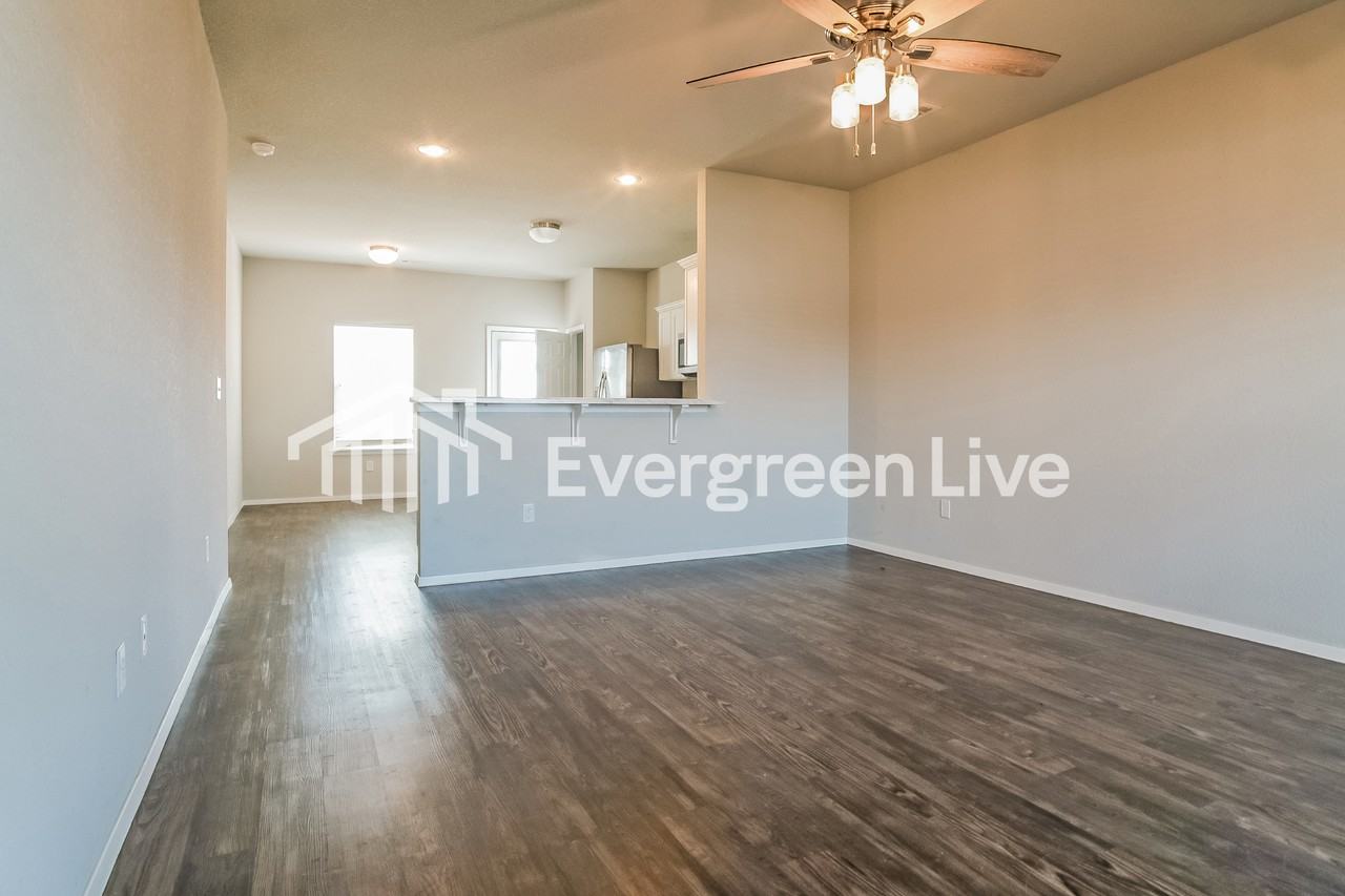 2807 Sebright Ave - Photo 4 of 15