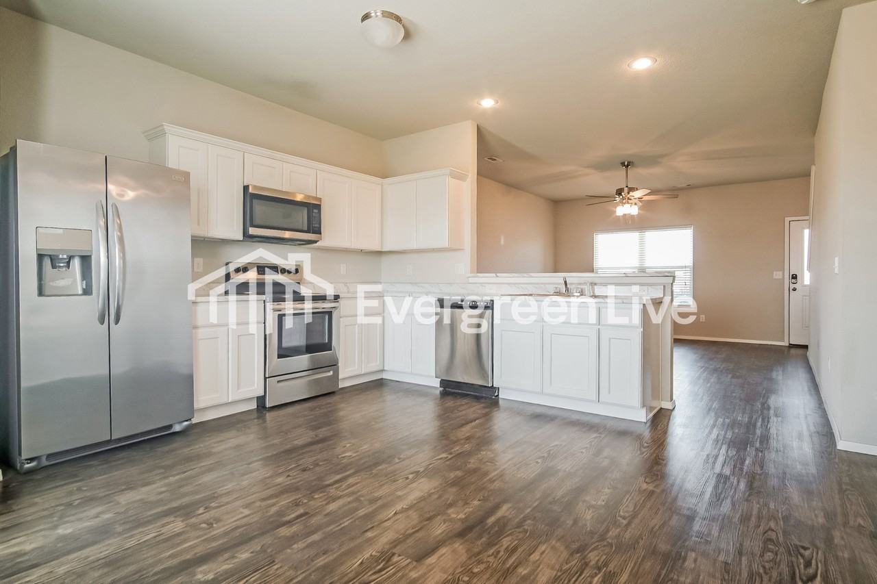 2807 Sebright Ave - Photo 7 of 15