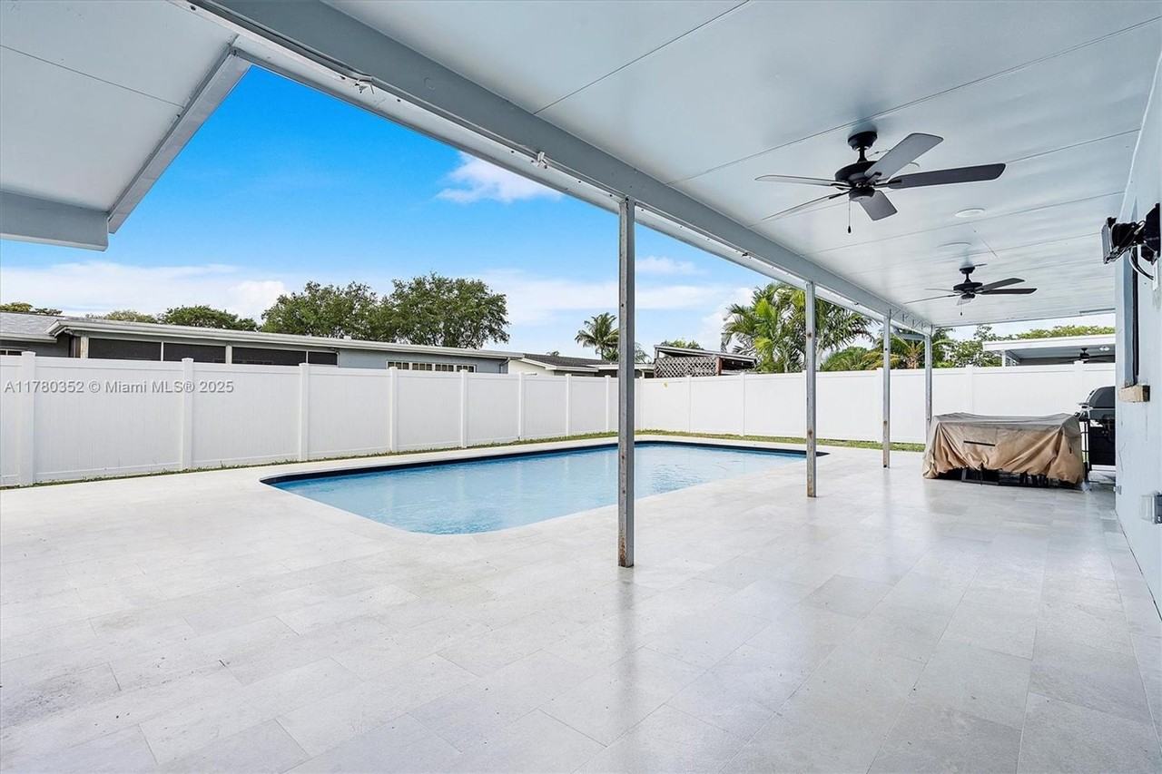 10950 Nw 16th Ct - Photo 3 of 37