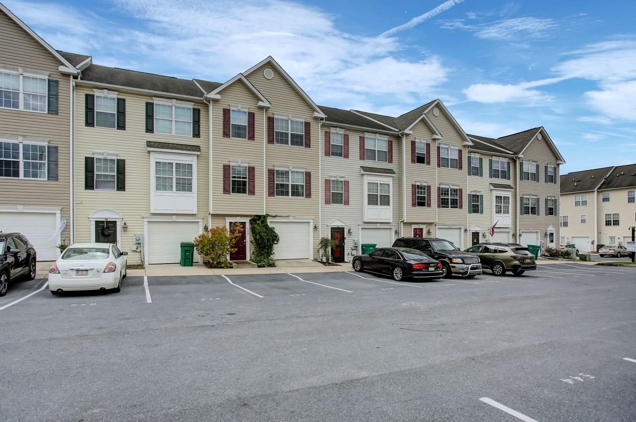 558 S Carlisle St - Photo 2 of 44