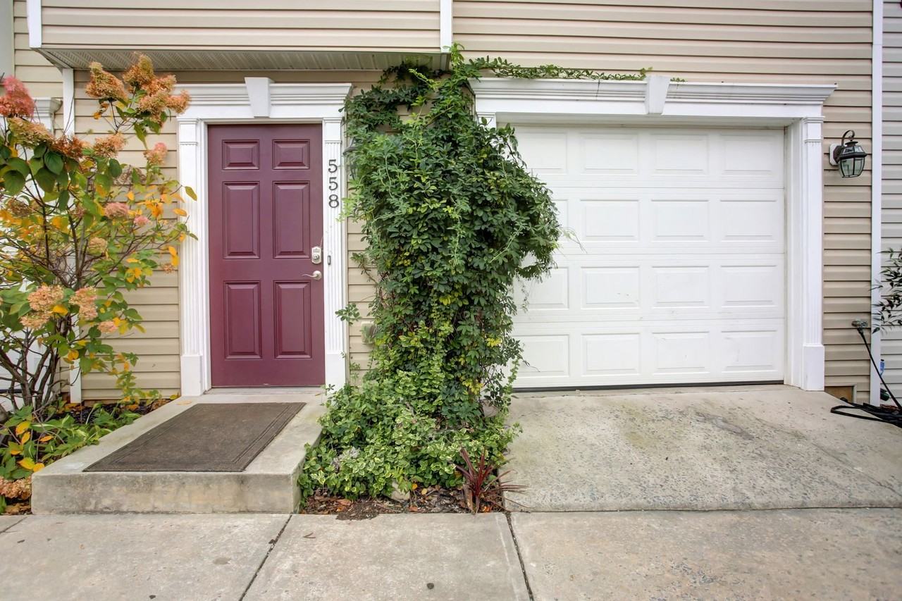 558 S Carlisle St - Photo 3 of 44