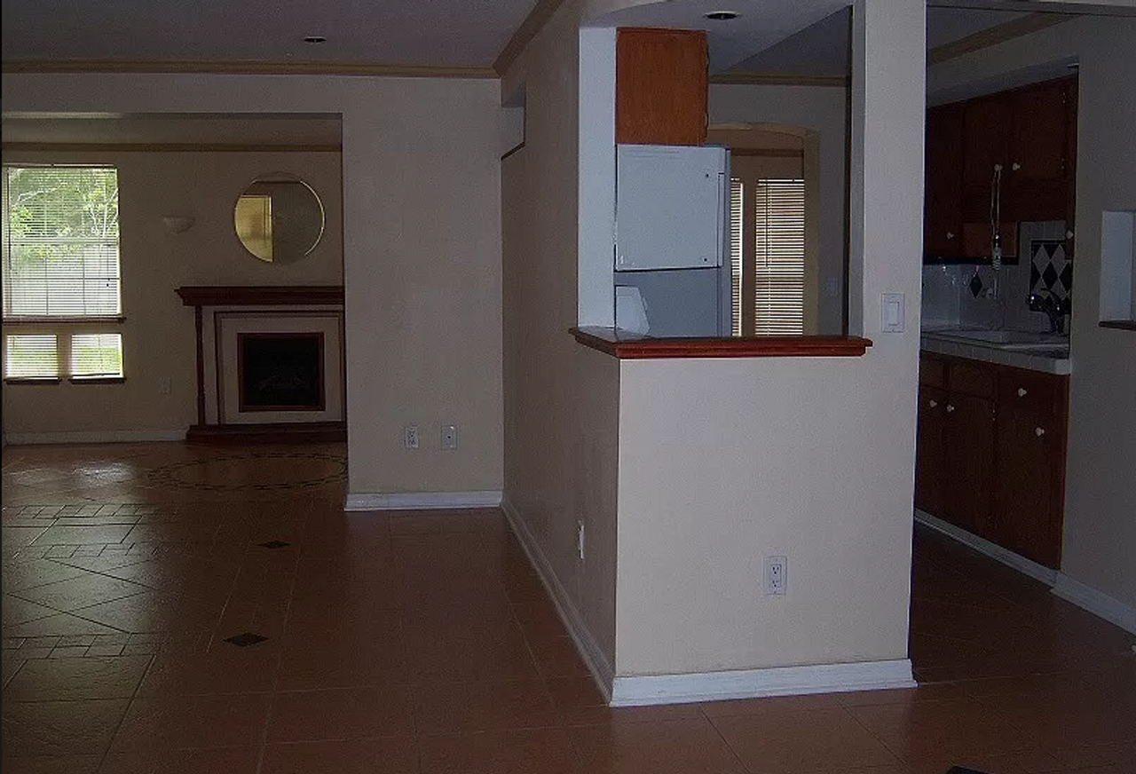 2850 Goldenrod Cir W - Photo 2 of 5