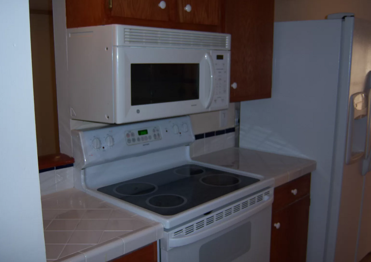 2850 Goldenrod Cir W - Photo 3 of 5