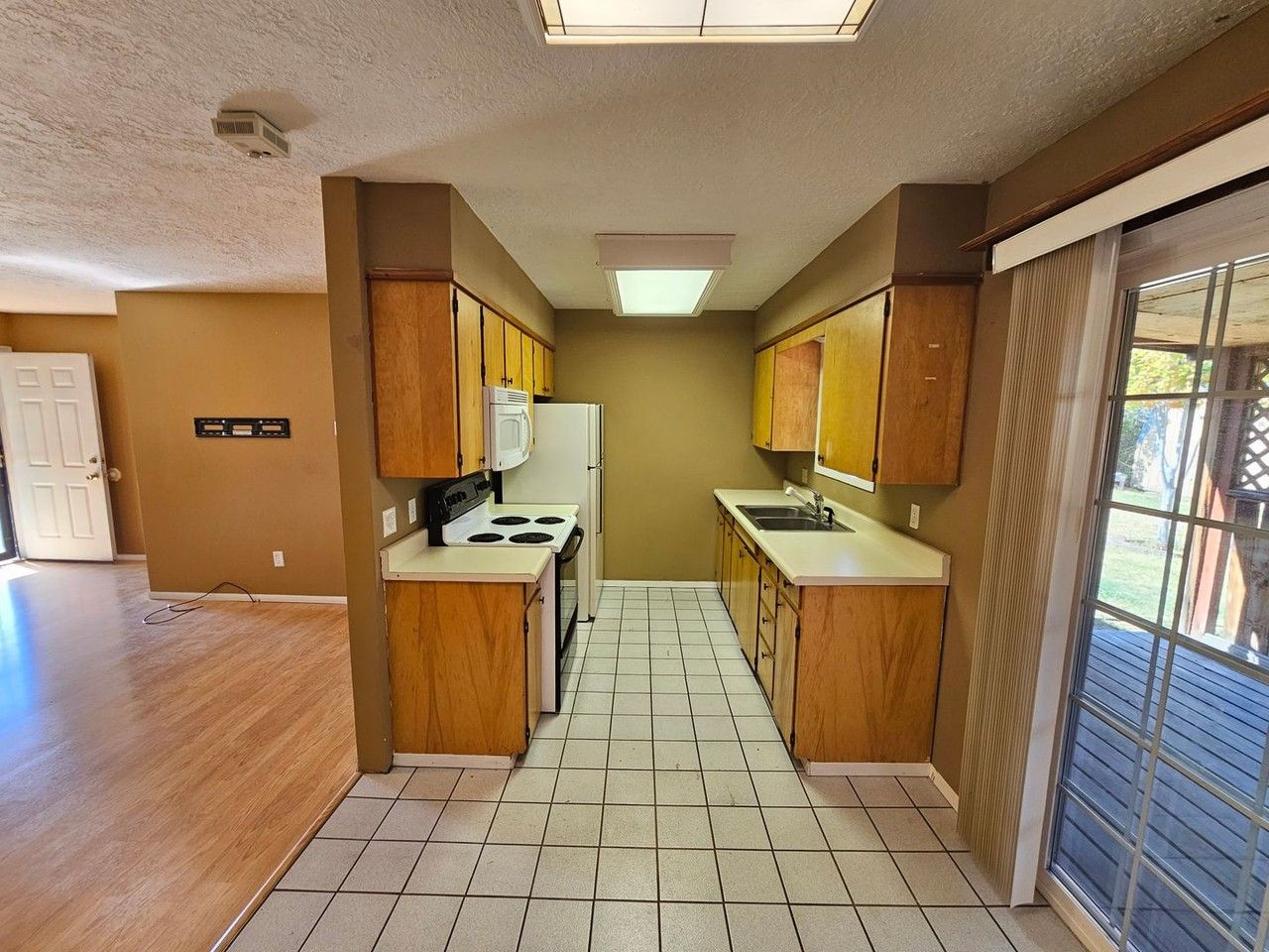 10404 S Grand View Dr - Photo 2 of 14