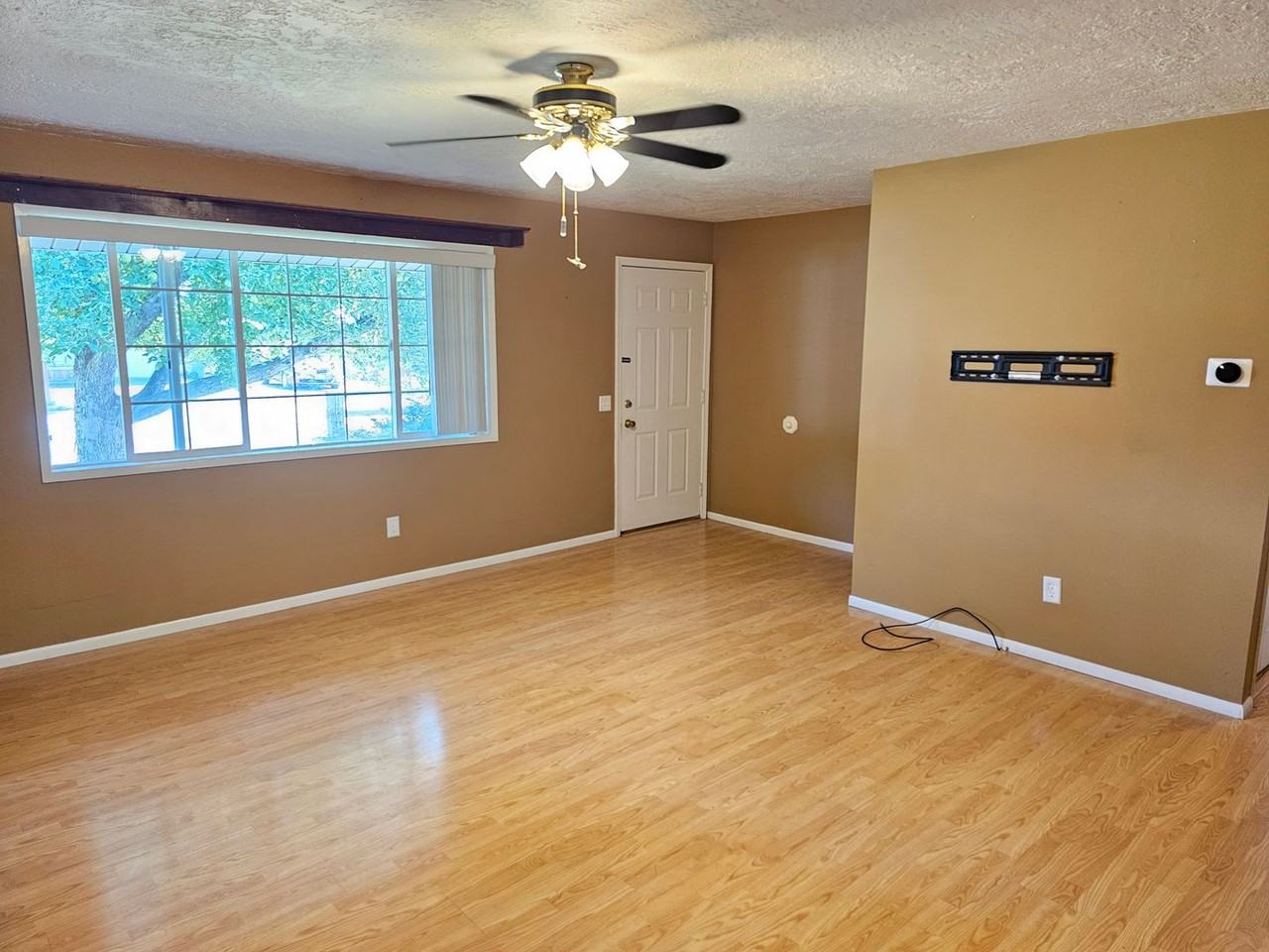 10404 S Grand View Dr - Photo 3 of 14