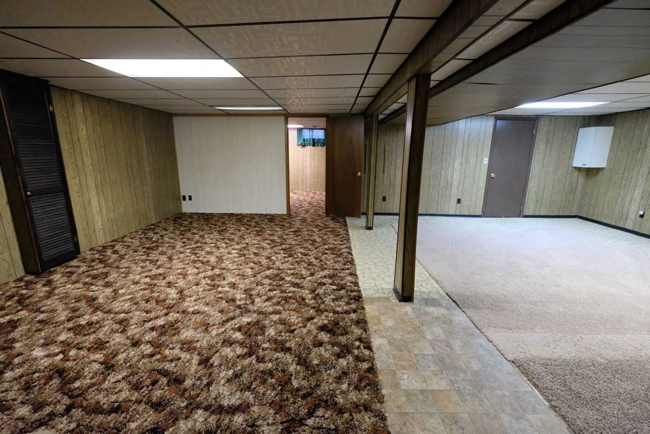1405 S Oak St - Photo 2 of 10