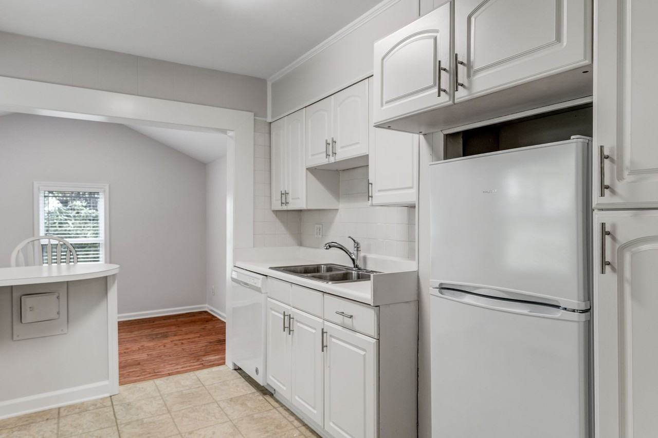 2735 Robin Hood Dr - Photo 7 of 35