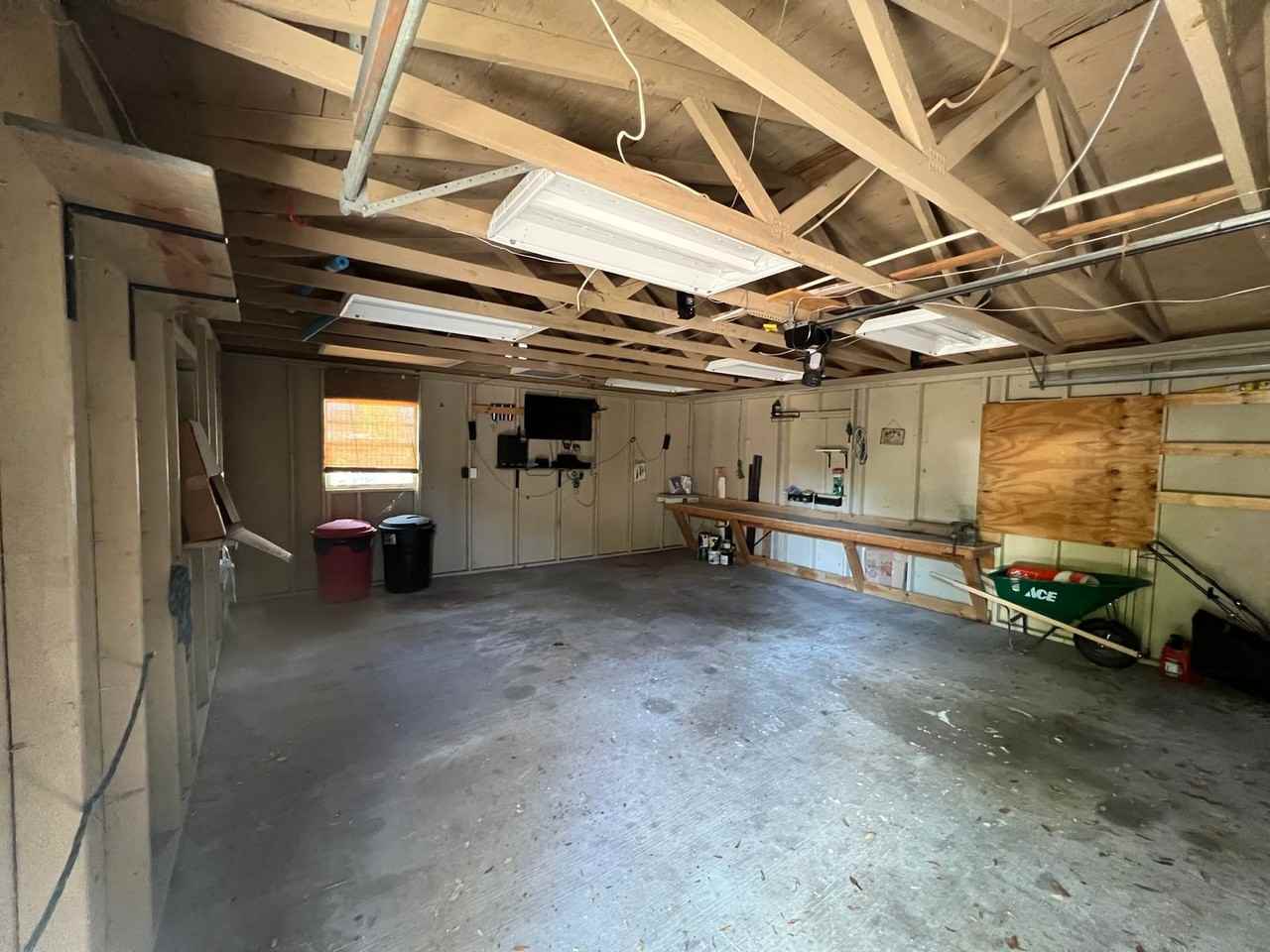 1025 11th Ave W - Photo 2 of 11