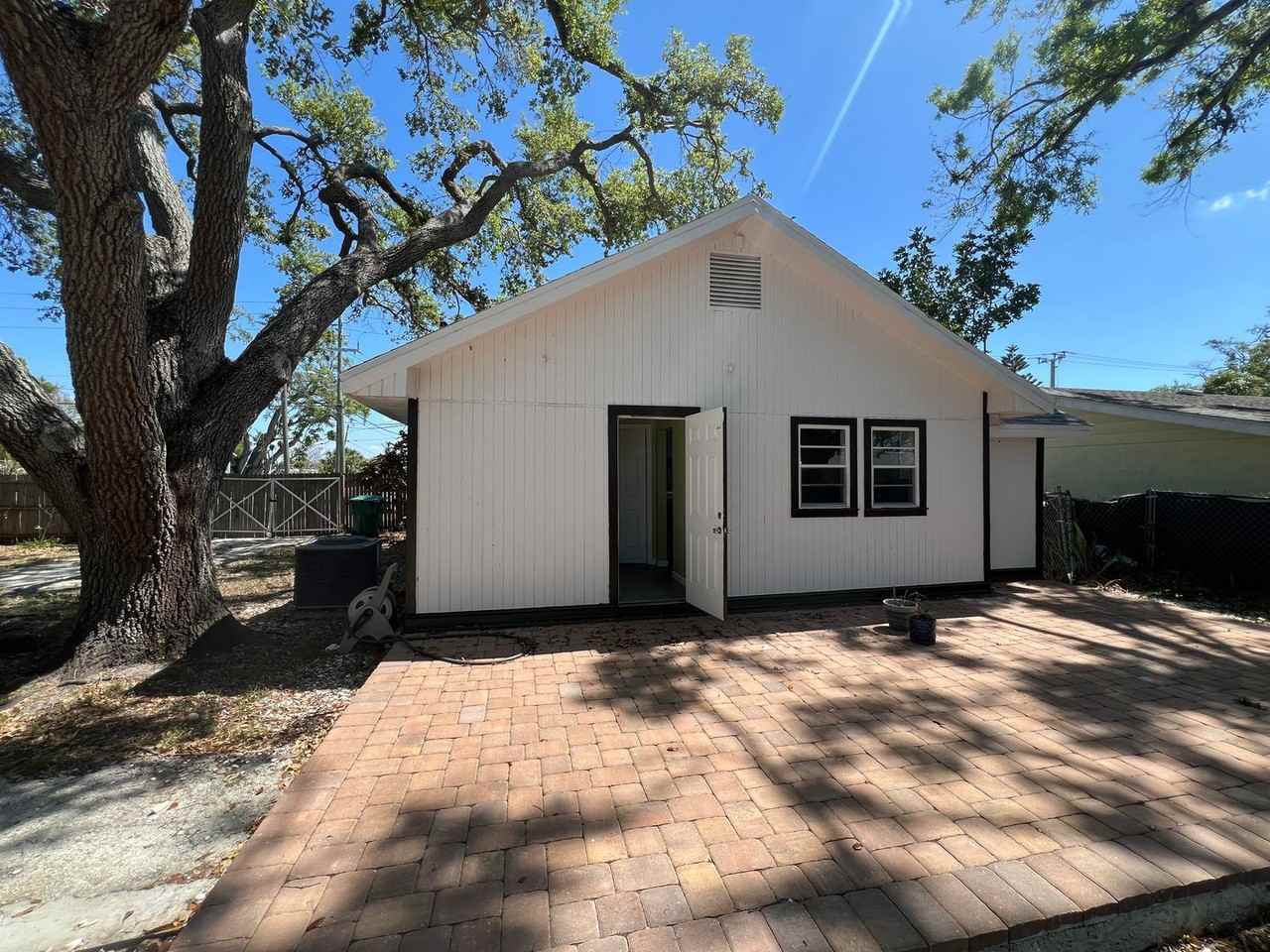 1025 11th Ave W - Photo 3 of 11