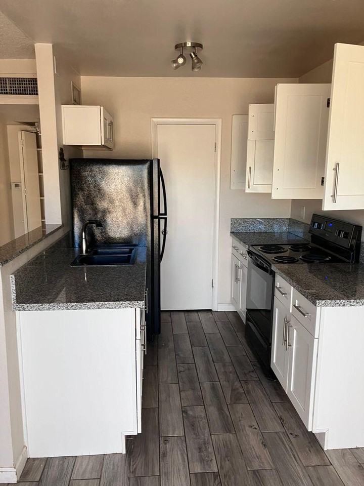3036 North Edith Boulevard - Photo 2 of 5
