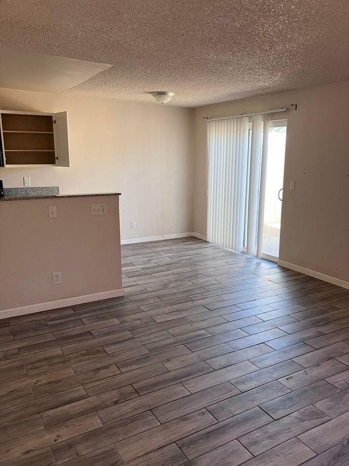 3036 North Edith Boulevard - Photo 3 of 5