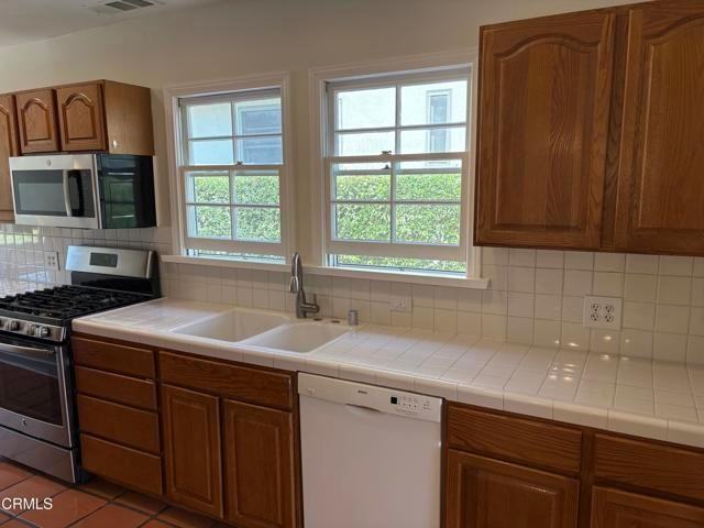 1691 Roosevelt Ave - Photo 3 of 8