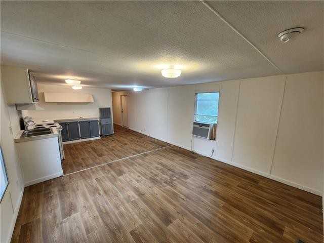 143 Rambling Rd - Photo 4 of 18