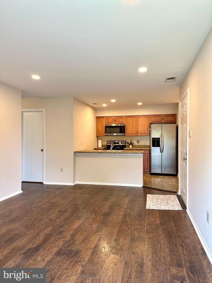 243 Barclay Ct - Photo 3 of 16