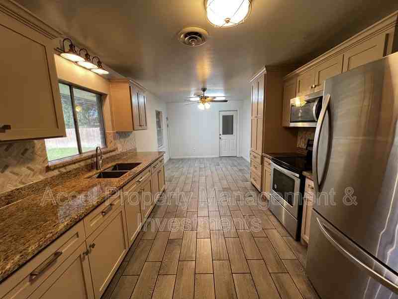 1927 Daffodil Ave - Photo 3 of 10