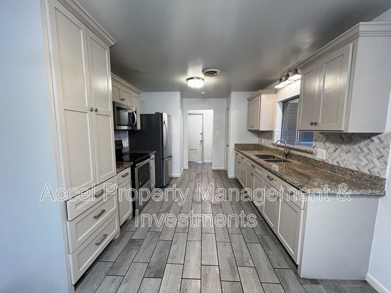 1927 Daffodil Ave - Photo 4 of 10